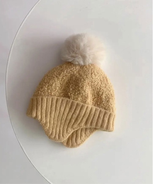 Bambin（ボンバン）の「【 Bambin / ボンバン 】 耳当て付き ポンポン ニット帽（ニットキャップ/ビーニー・キッズ・ピンク/アイボリー/ブルー/ベージュ/ブラウン/イエロー/ブラック/ホワイト系その他/ブラック系その他/ピンク系その他/ブラウン系その他/ベージュ系その他/オレンジ/レッド/ホワイト系その他2/イエロー系その他・FREE）」の17枚目の写真