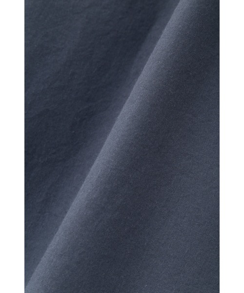 MHL.（エムエイチエル）の「ORGANIC COTTON PLAINWEAVE（シャツ/ブラウス・メンズ・ダークブルー/オフホワイト・MEDIUM/LARGE/SMALL）」の8枚目の写真