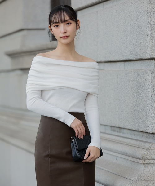 Leja(レジャ)の「【LEJA】オフショルダーニットトップス 20代 30代(ニット/セーター・レディース・ホワイト/グレー・FREE)」の2枚目の写真