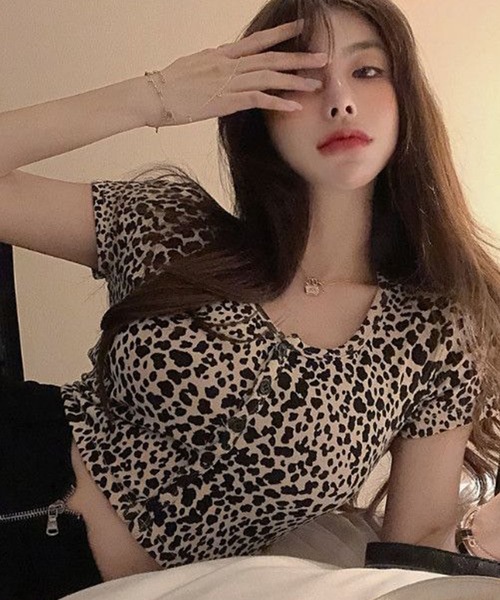 GLAMOROUS JANE(グラマラスジェーン)の「ヒョウ柄フロントボタンショート丈トップス(Tシャツ/カットソー・レディース・ベージュ・L/M)」の5枚目の写真