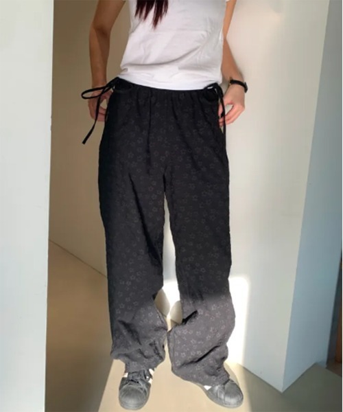 by muni:r(バイ ムニール)の「フラワーエンボスバンディングパンツ(その他パンツ・レディース・ホワイト/ブラック/クリーム・FREE)」の5枚目の写真