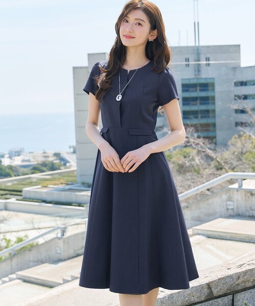 Tiaclasse(ティアクラッセ)の「【大きいサイズ】フラップ付きミディアム丈フレアワンピース(ワンピース・レディース・グレイッシュベージュ/チャコールグレー/ブルー/ミント/ネイビー/グレー系・XL/XXL)」の9枚目の写真