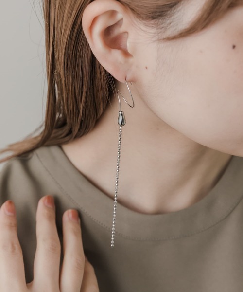 SMELLY(スメリー)の「アシメサークルフックボールチェーンピアス(ピアス(両耳用)・レディース・シルバー・-)」の5枚目の写真