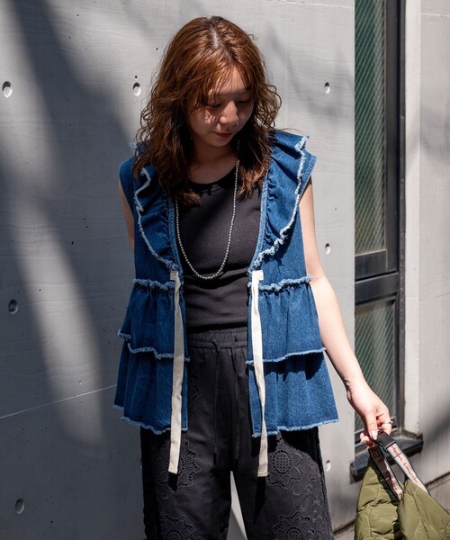 FREAK'S STORE(フリークスストア)の「デニムフリルティアードベスト(ベスト・レディース・オリーブ/ブラック/ブルー・フリ-)」の9枚目の写真
