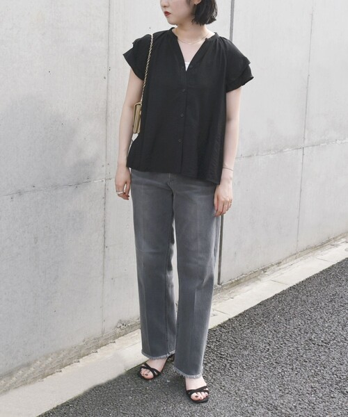 quaranciel(カランシエル)の「quaranciel:〈手洗い可能〉スキッパー フレア ハーフスリーブ ブラウス(シャツ/ブラウス・レディース・ブラウン/オフホワイト/ブラック・ONE SIZE)」の5枚目の写真