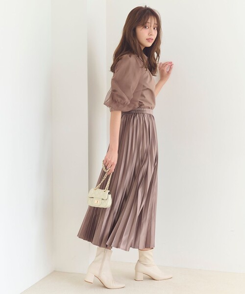 Feroux(フェルゥ)の「サテン プリーツスカート(スカート・レディース・アイボリー系/グレー系/ブルー系・1/2)」の14枚目の写真