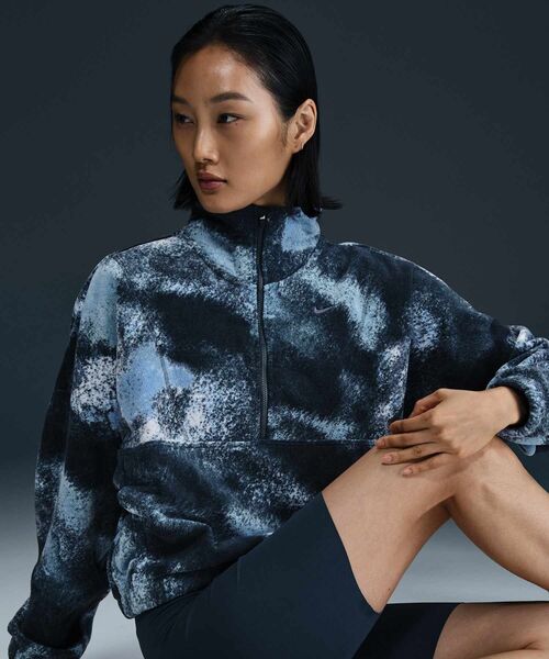 NIKE（ナイキ）の「ナイキ ワン ウィメンズ Therma-FIT オーバーサイズド 1/2ジップ フリース プリント トップ / Nike One Women's Therma-FIT Oversized 1/2-Zip Fleece Printed Top FZ6970-478 Armory Navy（スウェット・レディース・ブルー系その他・L/M/S/XL/XS）」の12枚目の写真