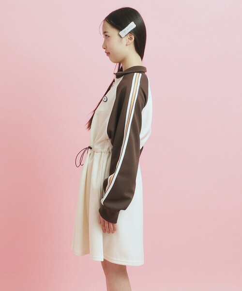 PINK-latte(ピンクラテ)の「ドローコード付きジャージワンピース(ワンピース・キッズ・アイボリー/ブラック・16/14/15 )」の4枚目の写真