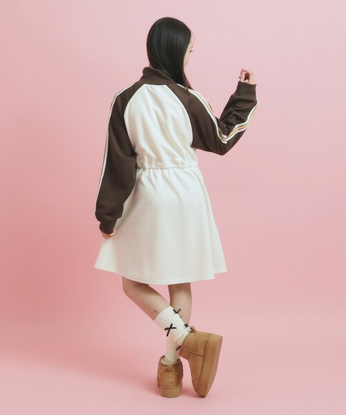 PINK-latte(ピンクラテ)の「ドローコード付きジャージワンピース(ワンピース・キッズ・アイボリー/ブラック・16/14/15 )」の21枚目の写真