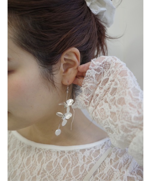 JUMELLE（ジュメロ）の「【結婚式/オケージョン】silver flower pierce（ピアス（両耳用）・レディース・シルバー・FREE）」の5枚目の写真