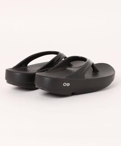 OOFOS(ウーフォス)の「OOFOS OOlala-Black 2000070050182(サンダル・レディース・ブラック・25㎝/24㎝/23㎝)」の4枚目の写真