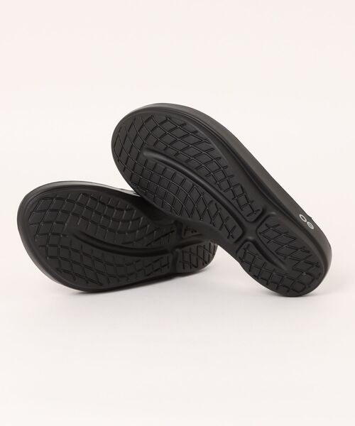 OOFOS(ウーフォス)の「OOFOS OOlala-Black 2000070050182(サンダル・レディース・ブラック・25㎝/24㎝/23㎝)」の5枚目の写真