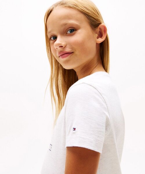 TOMMY HILFIGER（トミーヒルフィガー）の「GIRLS ヒルフィガースパンコールフラッグTシャツワンピース（ワンピース・キッズ・ライトグレー・140cm/160cm/150cm/130cm）」の2枚目の写真