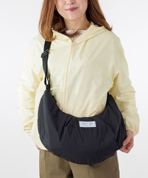 BarcosBlue(バルコスブルー)の「【BarcosBlue/バルコスブルー】半月型軽量ショルダーバッグ(ショルダーバッグ・レディース・ベージュ/ブラック・ONE SIZE)」の1枚目の写真