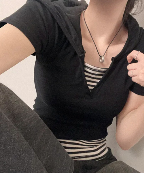 VIVID LADY(ビビッドレディー)の「キャミソールレイヤード風 フード付き Tシャツ(Tシャツ/カットソー・レディース・ブラック/ホワイト・FREE)」の7枚目の写真