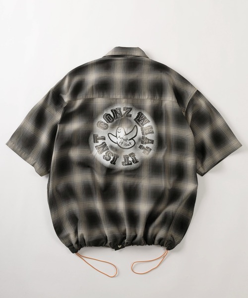 (What it isNt)ART BY MARKGONZALES(ワットイットイズント)の「【75】【(What it isNt) ART BY MARK GONZALES/ワットイズイズント マークゴンザレス】裾ドローコード付 チェック&ストライプ ワンポイント刺繍 バックデザイン 半袖シャツ オーバーサイズ(シャツ/ブラウス・メンズ・サックスブルー/ブラック・M/L/XL)」の2枚目の写真