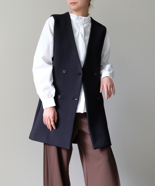 DOLLUPOOPS（ドールアップウップス）の「バック起毛サテンフリルボンディングベスト（ベスト・レディース・ベージュ/チャコール/ブラック・38）」の2枚目の写真