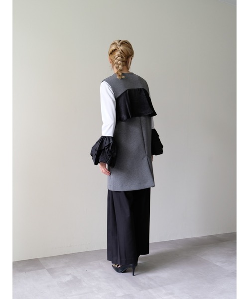 DOLLUPOOPS（ドールアップウップス）の「バック起毛サテンフリルボンディングベスト（ベスト・レディース・ベージュ/チャコール/ブラック・38）」の8枚目の写真