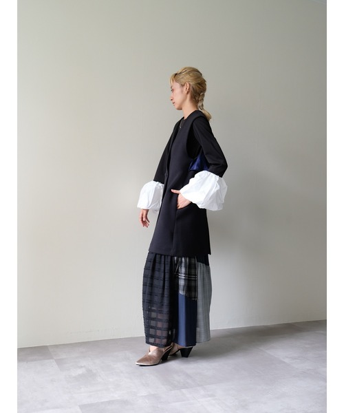 DOLLUPOOPS（ドールアップウップス）の「バック起毛サテンフリルボンディングベスト（ベスト・レディース・ベージュ/チャコール/ブラック・38）」の11枚目の写真