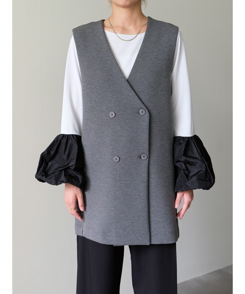 DOLLUPOOPS（ドールアップウップス）の「バック起毛サテンフリルボンディングベスト（ベスト・レディース・ベージュ/チャコール/ブラック・38）」の4枚目の写真