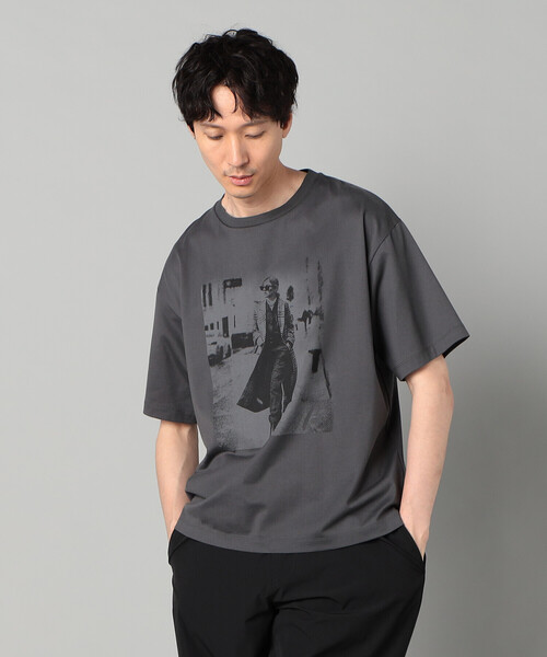 β MEN(ベータメン)の「ウォーキングガールプリント Tシャツ(Tシャツ/カットソー・メンズ・グリーン/ホワイト/チャコールグレー・L/M)」の2枚目の写真