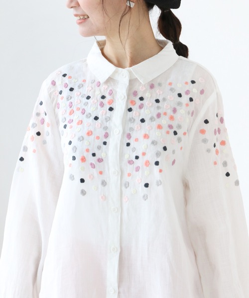 sanpo kuschel(サンポクシェル)の「鮮やか花刺繍ブラウス(長袖)(シャツ/ブラウス・レディース・ホワイト・FREE)」の1枚目の写真