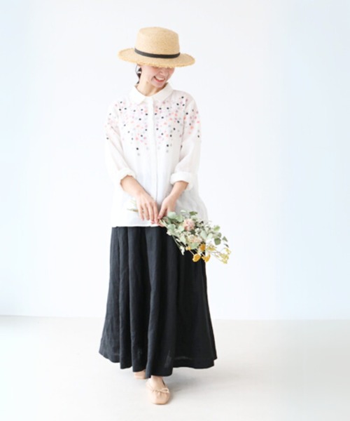 sanpo kuschel(サンポクシェル)の「鮮やか花刺繍ブラウス(長袖)(シャツ/ブラウス・レディース・ホワイト・FREE)」の2枚目の写真