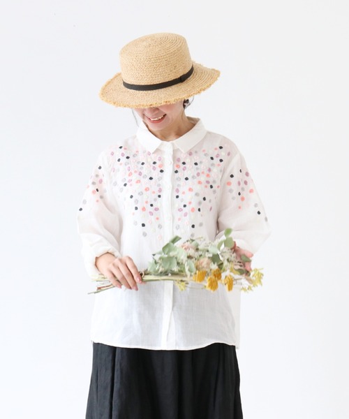 sanpo kuschel(サンポクシェル)の「鮮やか花刺繍ブラウス(長袖)(シャツ/ブラウス・レディース・ホワイト・FREE)」の4枚目の写真