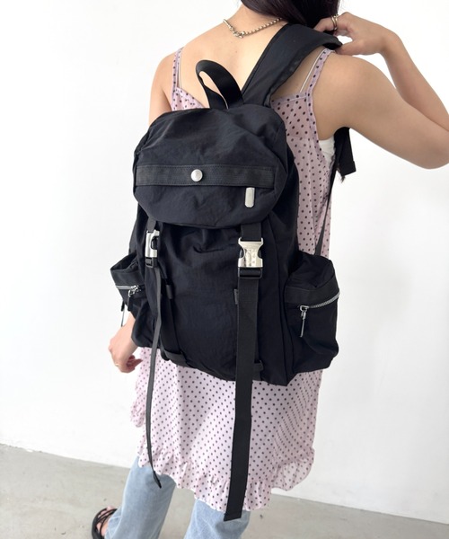LOVALOT(ラバロット)の「ナイロン調バックパック(バックパック/リュック・レディース・グレー/アイボリー/ブラック・FREE)」の4枚目の写真