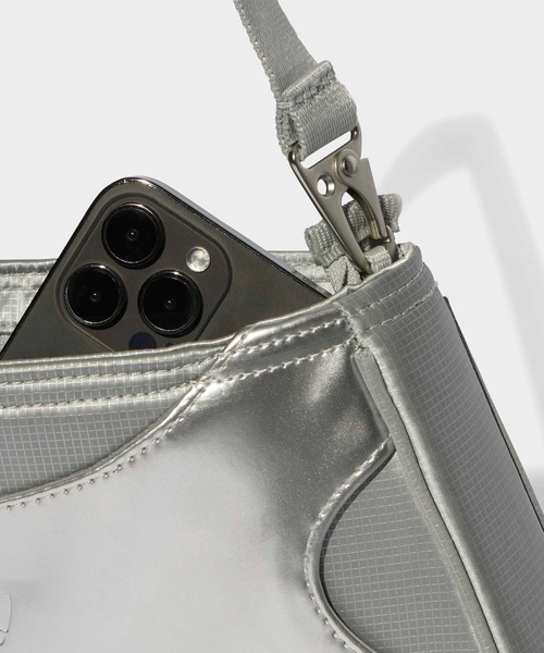 adidas（アディダス）の「クラッチ ショルダーバッグ / アディダスオリジナルス adidas Originals（ショルダーバッグ・メンズ・シルバー・FREE）」の5枚目の写真