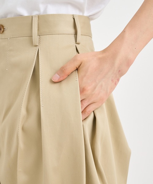 KHOKI(コッキ)の「【KHOKI / コッキ】Tuck-detail cotton pants(チノパンツ・メンズ・カーキ/ベージュ・3/2/1)」の11枚目の写真