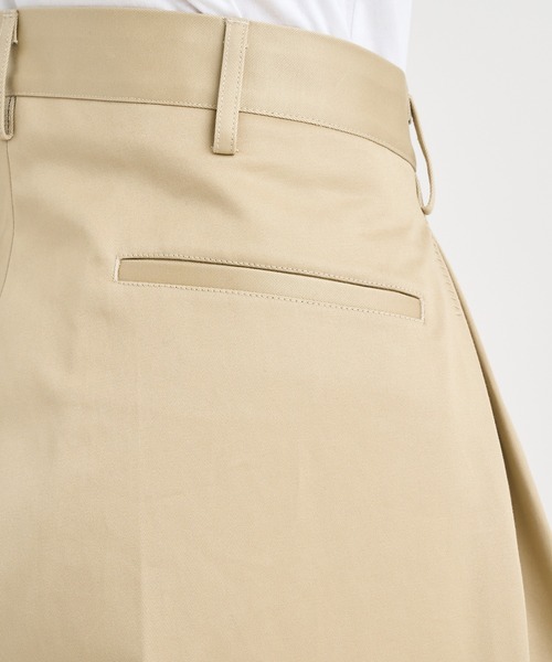 KHOKI(コッキ)の「【KHOKI / コッキ】Tuck-detail cotton pants(チノパンツ・メンズ・カーキ/ベージュ・3/2/1)」の13枚目の写真