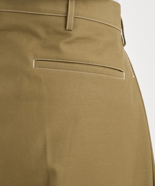 KHOKI(コッキ)の「【KHOKI / コッキ】Tuck-detail cotton pants(チノパンツ・メンズ・カーキ/ベージュ・3/2/1)」の3枚目の写真