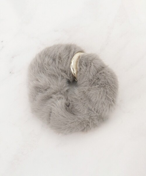 grove（グローブ）の「フェイクファーメタルシュシュ（その他ヘアアクセサリー・レディース・ライトベージュ/アイボリー/グレー・00）」の2枚目の写真