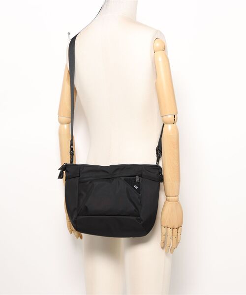 CIE(シー)の「【CIE/シー】FLOW FLAT SHOULDER (L)(ショルダーバッグ・メンズ・ブラック/ベージュ系その他/グレイッシュブルー・FREE)」の4枚目の写真