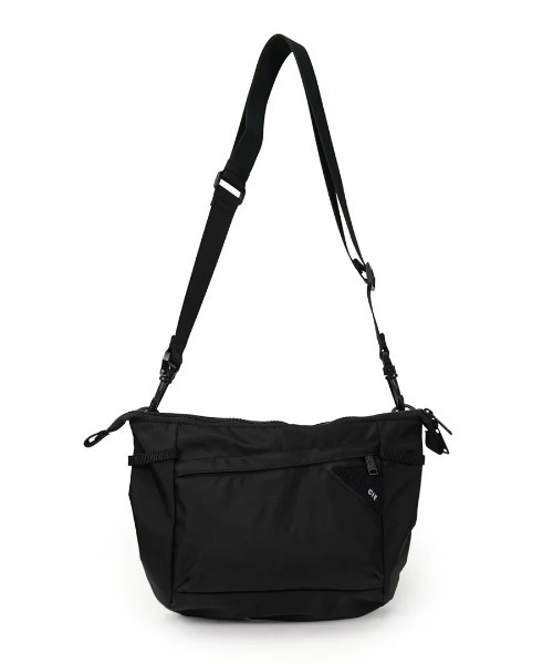 CIE(シー)の「【CIE/シー】FLOW FLAT SHOULDER (L)(ショルダーバッグ・メンズ・ブラック/ベージュ系その他/グレイッシュブルー・FREE)」の2枚目の写真