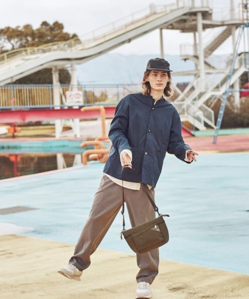 CIE(シー)の「【CIE/シー】FLOW FLAT SHOULDER (L)(ショルダーバッグ・メンズ・ブラック/ベージュ系その他/グレイッシュブルー・FREE)」の13枚目の写真