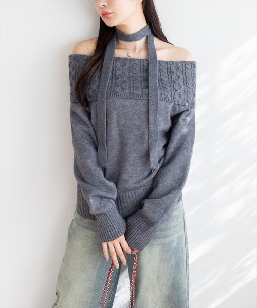 STAY MOTION（ステイモーション）の「【WEB限定】チョーカー付きケーブル編みオフショルダーニットトップス［韓国ファッション カジュアル］（ニット/セーター・レディース・オフホワイト/チャコールグレー/グレー・F）」の2枚目の写真
