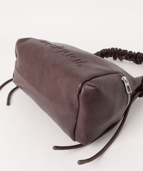 Desigual(デシグアル)の「Gathered charm hobo bag / ギャザーハンドルチャームホーボーバッグ(ハンドバッグ・レディース・ブラウン・FREE)」の3枚目の写真