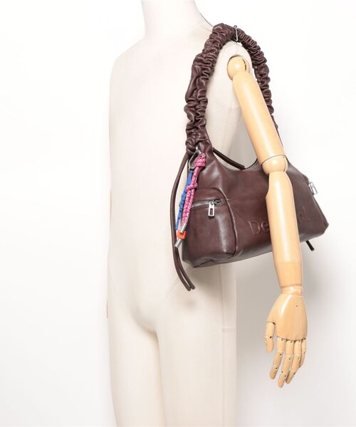 Desigual(デシグアル)の「Gathered charm hobo bag / ギャザーハンドルチャームホーボーバッグ(ハンドバッグ・レディース・ブラウン・FREE)」の5枚目の写真
