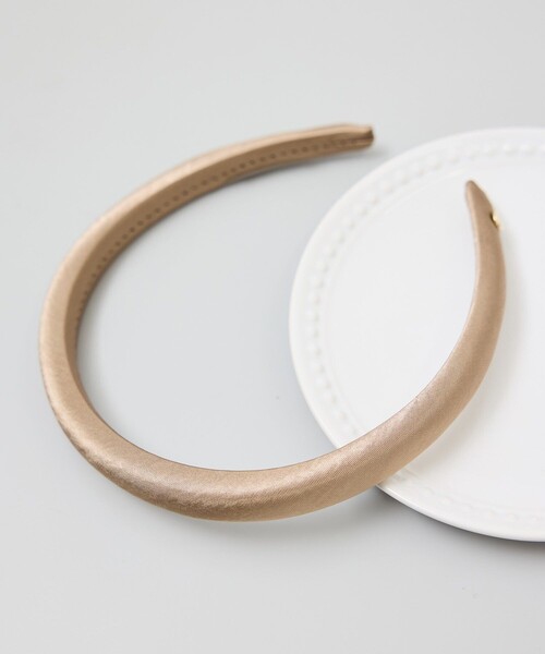 ROPE' PICNIC(ロペピクニック)の「プレート付きサテンカチューシャ(カチューシャ・レディース・ブラック/ブラウン系その他2/ベージュ系その他・FREE)」の1枚目の写真