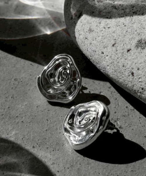 Soierie(ソワリー)の「ローズ ラージ ピアス / Rose large pierce(ピアス(両耳用)・レディース・シルバー・FREE)」の1枚目の写真