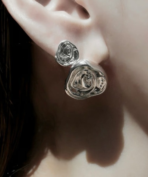 Soierie(ソワリー)の「ローズ ラージ ピアス / Rose large pierce(ピアス(両耳用)・レディース・シルバー・FREE)」の4枚目の写真