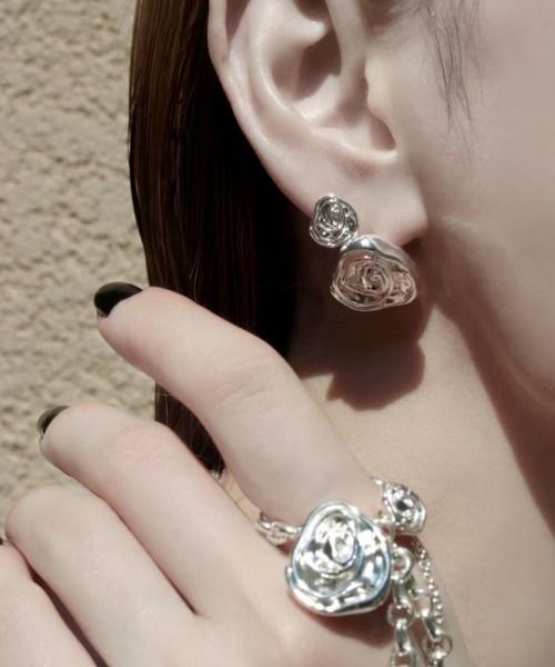 Soierie(ソワリー)の「ローズ ラージ ピアス / Rose large pierce(ピアス(両耳用)・レディース・シルバー・FREE)」の5枚目の写真