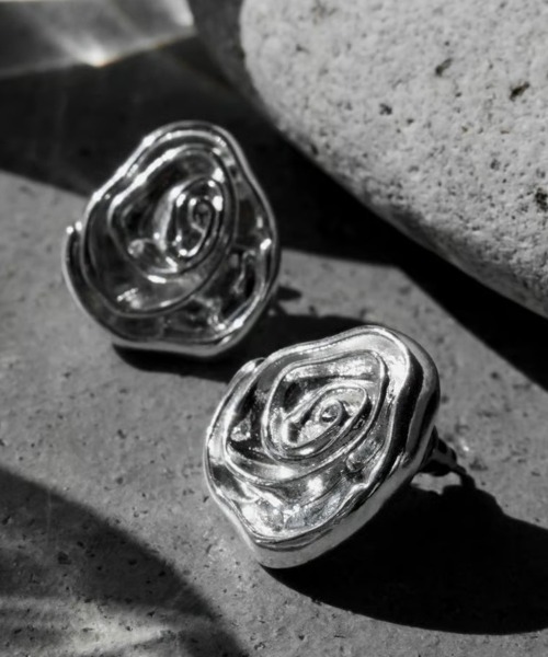 Soierie(ソワリー)の「ローズ ラージ ピアス / Rose large pierce(ピアス(両耳用)・レディース・シルバー・FREE)」の2枚目の写真