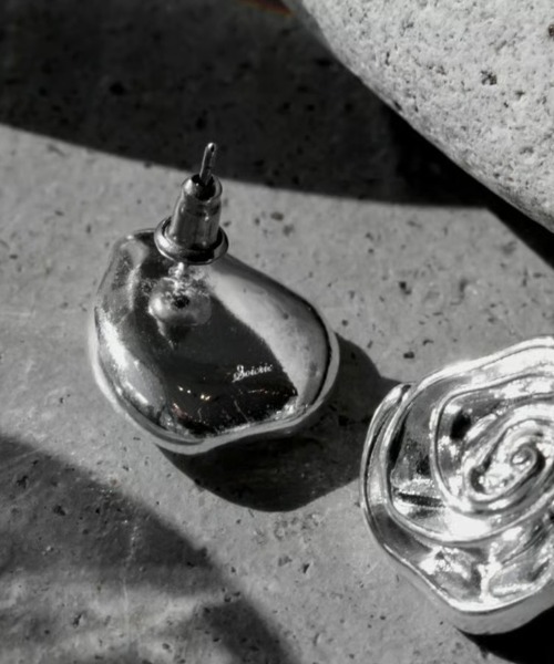 Soierie(ソワリー)の「ローズ ラージ ピアス / Rose large pierce(ピアス(両耳用)・レディース・シルバー・FREE)」の3枚目の写真