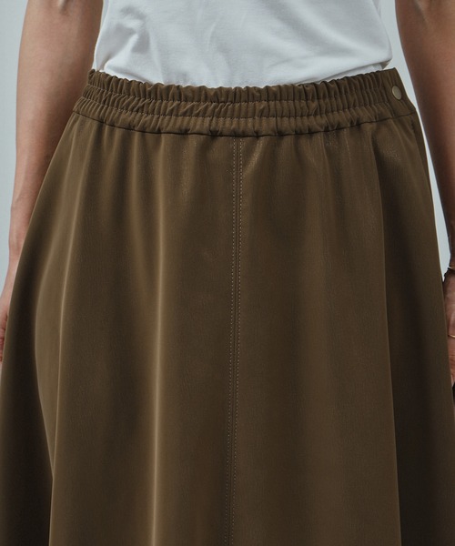 SALON adam et rope'（サロン アダム エ ロペ）の「パールレザーライクフレアスカート（スカート・レディース・ブラック/ブラウン系その他2・FREE）」の5枚目の写真