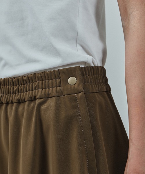 SALON adam et rope'（サロン アダム エ ロペ）の「パールレザーライクフレアスカート（スカート・レディース・ブラック/ブラウン系その他2・FREE）」の4枚目の写真