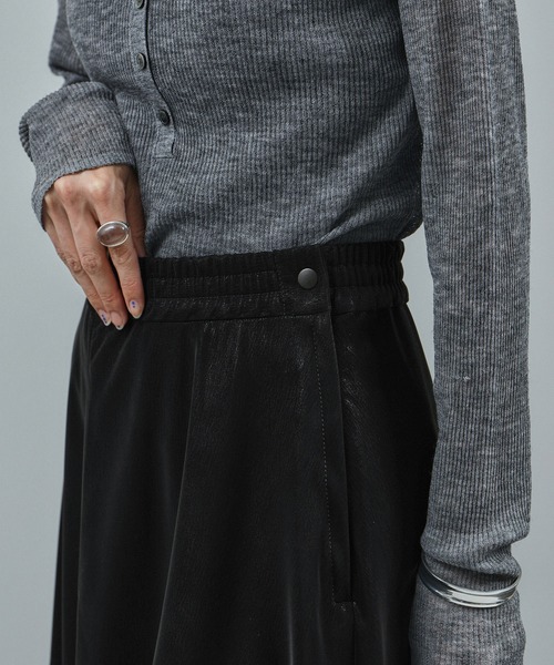 SALON adam et rope'（サロン アダム エ ロペ）の「パールレザーライクフレアスカート（スカート・レディース・ブラック/ブラウン系その他2・FREE）」の21枚目の写真
