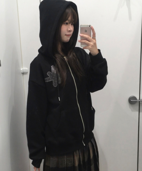 GRAVER（グレーバー）の「[ユニセックス]DOTS GRAV フードパーカー_2カラー（パーカー・レディース・ブラック/グレー・MEDIUM/LARGE）」の21枚目の写真